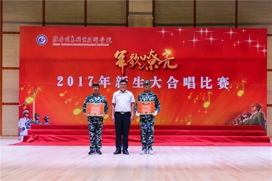 时尚芭比做美甲
